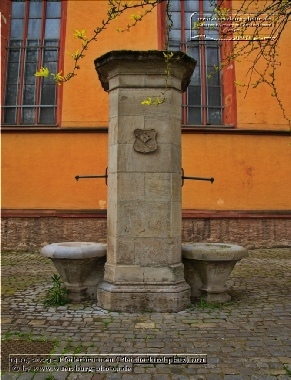 Pfeilerbrunnen am Pleicherkirchplatz