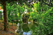 Spiegelsee mit Felseninsel und Fontaene