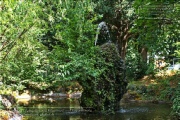 Spiegelsee mit Felseninsel und Fontaene