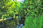 Spiegelsee mit Felseninsel und Fontaene