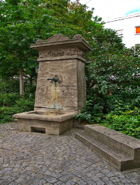 klassizistischer Brunnen am Haugerkirchplatz